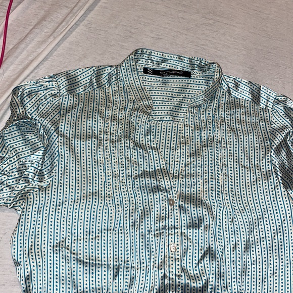 Short sleeve shirt. Has a silky feel! - Picture 2 of 3